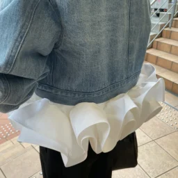 「『ビビィ』のトップスは、360°ついているフリルのおかげで後ろ姿までかわいい！デニムジャケットからのぞかせ、デニム×フリルのかけ合わせを楽しみます」