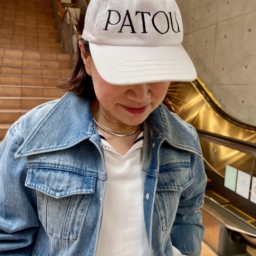 「『パトゥ』のキャップは、白が春らしくお気に入り。可愛いだけでなくヘアスタイルをスッキリと見せてくれるので、普段から出番が多いんです」