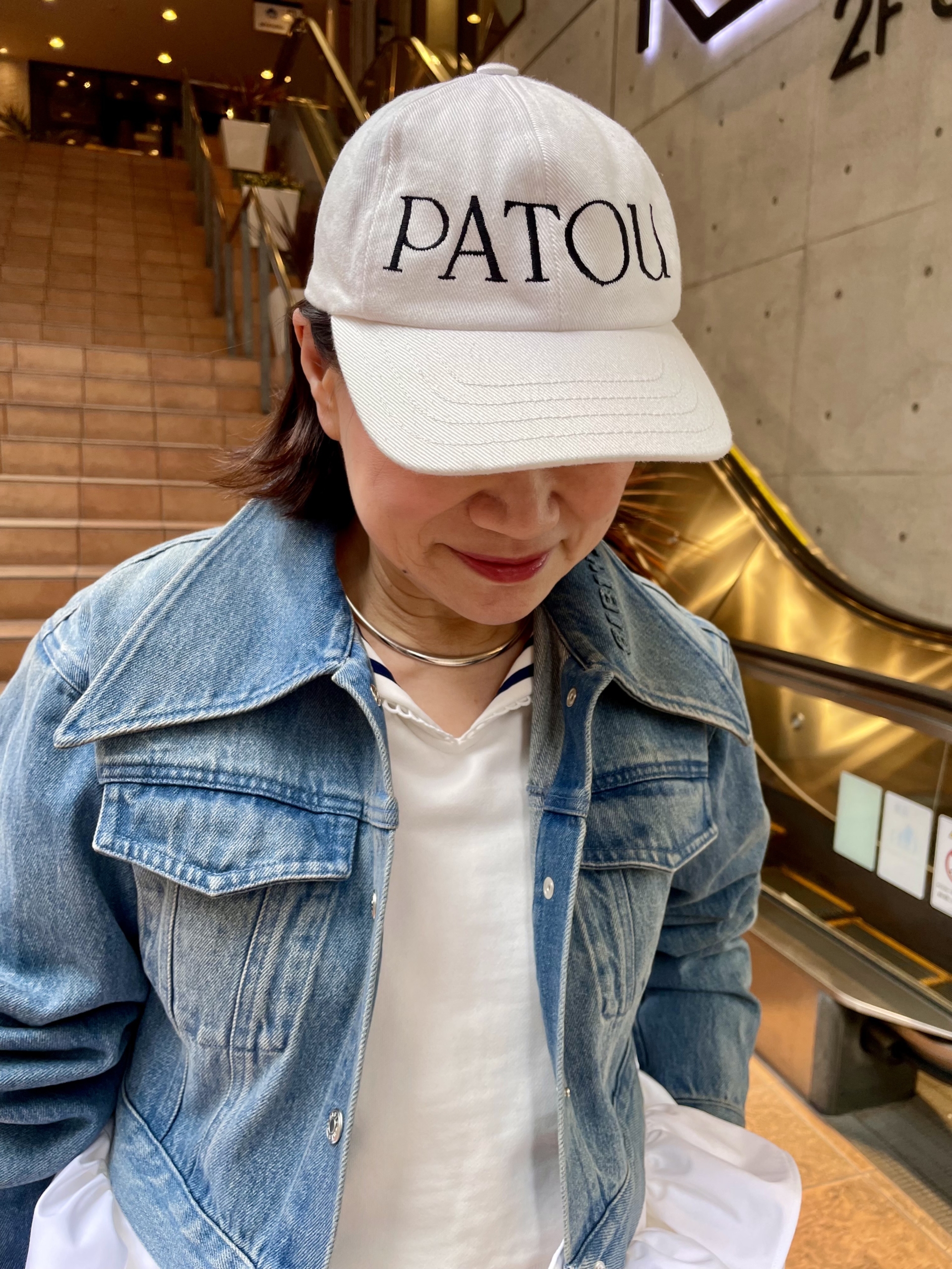 「『パトゥ』のキャップは、白が春らしくお気に入り。可愛いだけでなくヘアスタイルをスッキリと見せてくれるので、普段から出番が多いんです」