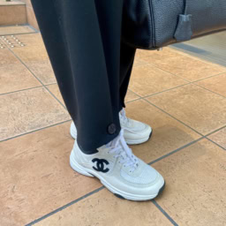 「『シャネル』のスニーカーは履きやすさ抜群。カジュアルの中に程よく品があるデザインでお気に入りです」
