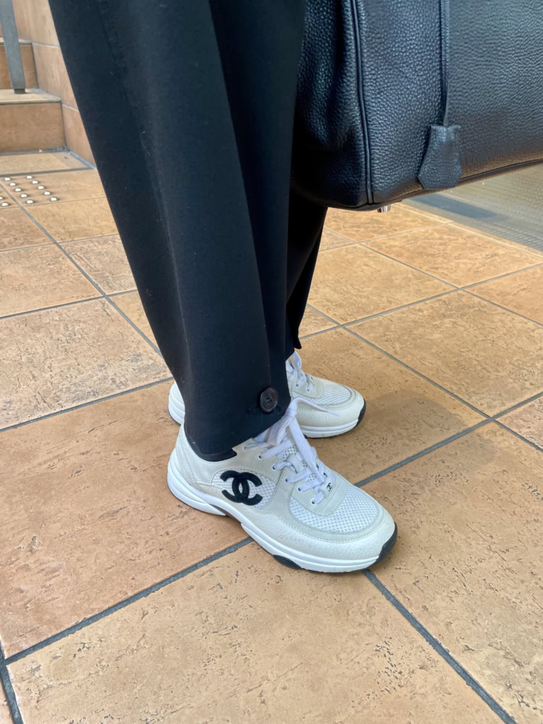 「『シャネル』のスニーカーは履きやすさ抜群。カジュアルの中に程よく品があるデザインでお気に入りです」