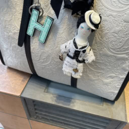 「お気に入りの『デモデ』のチャームはCHANELとのコラボレーションアイテム。イニシャルチャームと共に、シンプルなバッグに遊び心をプラスしてたのしんでいます」