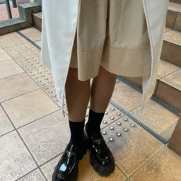 「『PRADA』のローファーはエナメル素材で、らくちんなのにツヤっと華やか。程良いソールの高さでスタイルアップしてくれます」