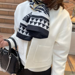 「ストールも『ブラーノ』のもの。シルク素材でコーデにプラスするだけでエレガントな雰囲気にしてくれます」