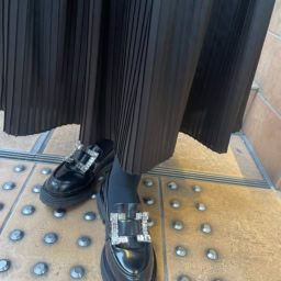 「シューズは『セルジオロッシ』。靴やバッグのシルバー金具がキラっと華やかにしてくれます」