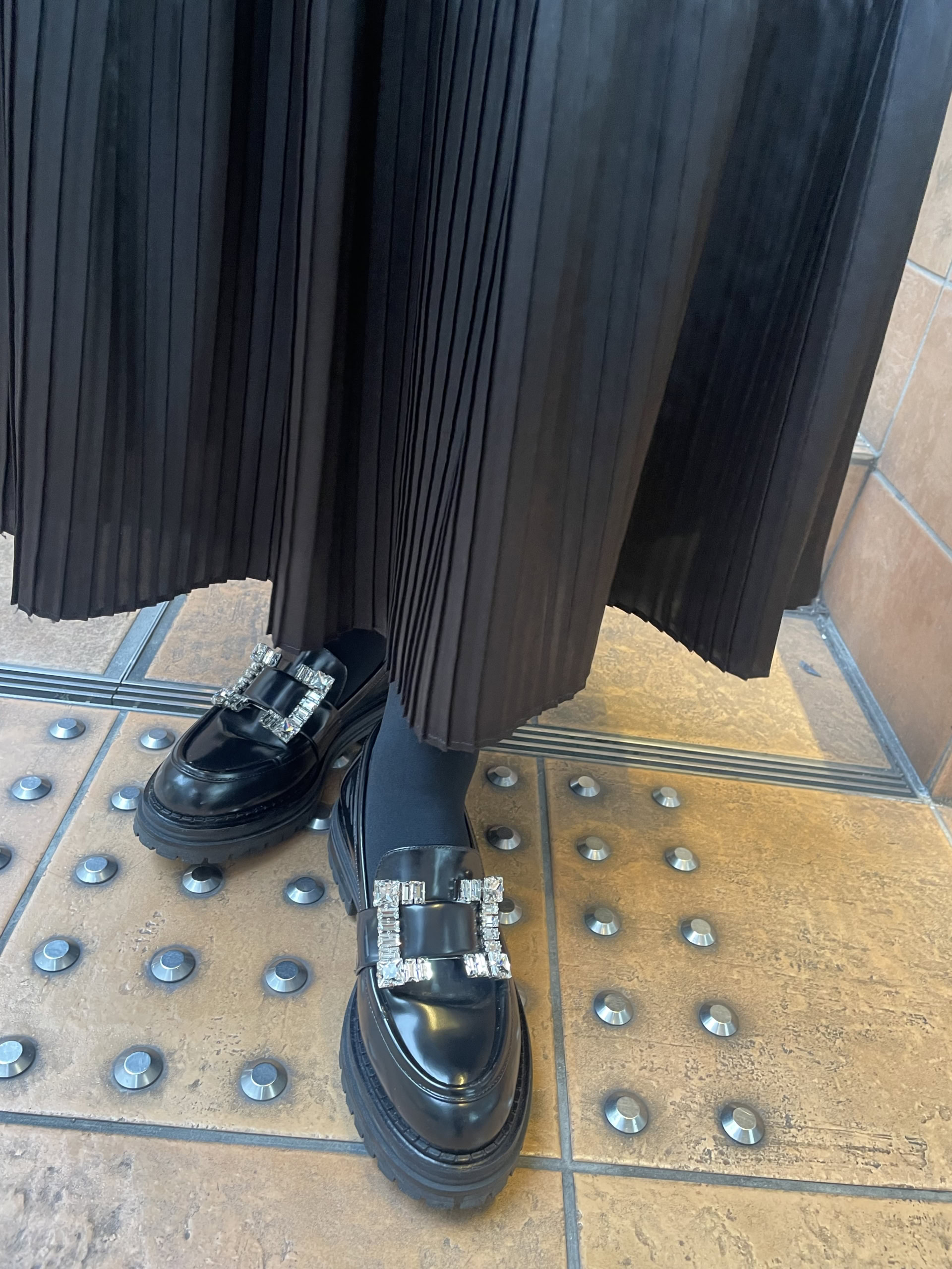 「シューズは『セルジオロッシ』。靴やバッグのシルバー金具がキラっと華やかにしてくれます」