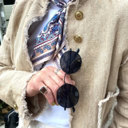 「ベージュ×白がメインのコーデなので、サングラスやリングなどの小物で”黒”のアイテムを投入し、引き締め効果を狙ってみました」