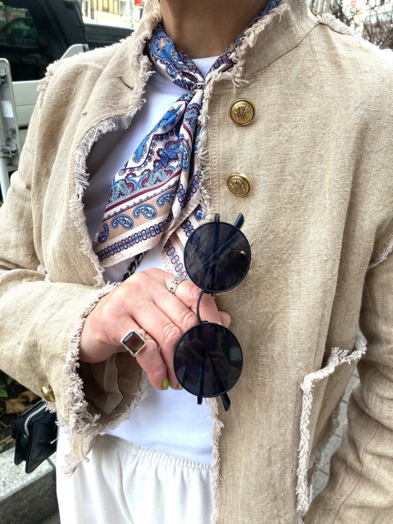 「ベージュ×白がメインのコーデなので、サングラスやリングなどの小物で”黒”のアイテムを投入し、引き締め効果を狙ってみました」