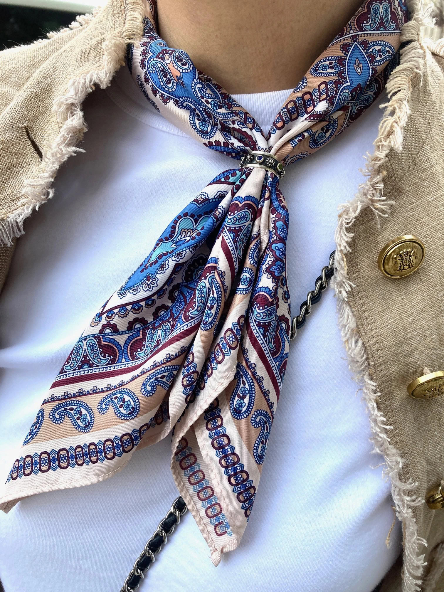 「繊細な柄のスカーフで首回りをアレンジ。ジャケットとも相性バッチリで、顔まわりがほどよく映えるポイントに」