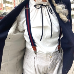 「ハーフパンツにはバイカラーの赤×ネイビーのサスペンダーを。ふとしたときにちらりと見える程度ですが、見えないところにこそおしゃれを意識したいもの。トラッドな雰囲気を盛り上げてくれるポイントとして投入してみました」