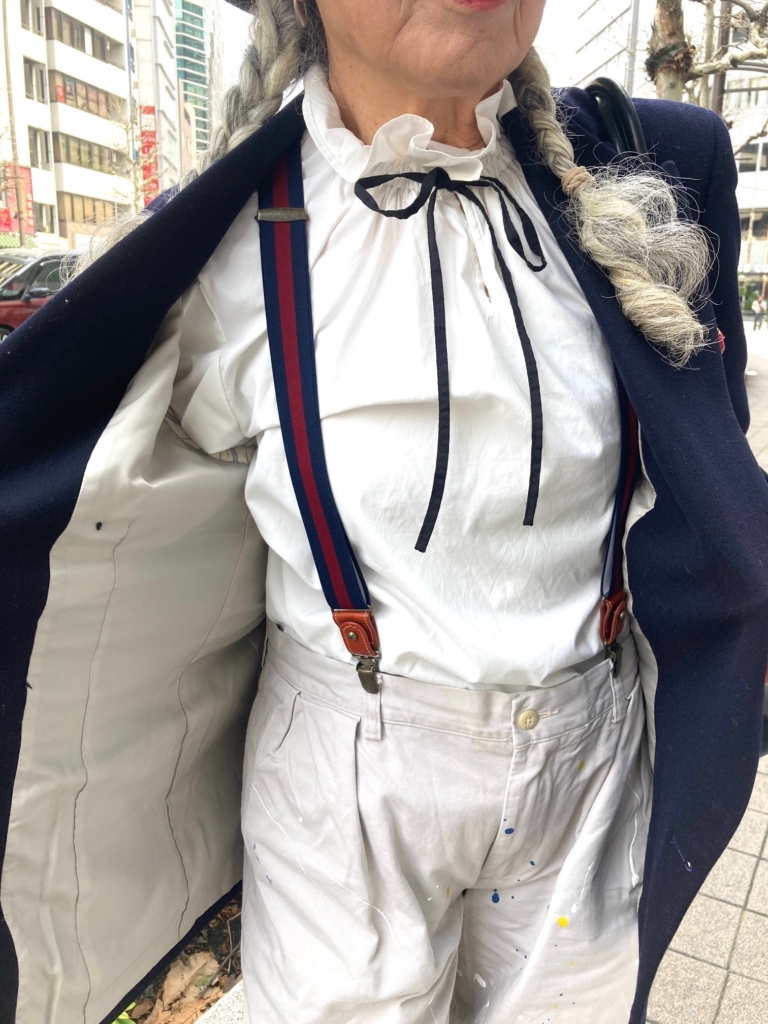 「ハーフパンツにはバイカラーの赤×ネイビーのサスペンダーを。ふとしたときにちらりと見える程度ですが、見えないところにこそおしゃれを意識したいもの。トラッドな雰囲気を盛り上げてくれるポイントとして投入してみました」