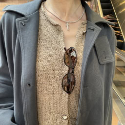 「ニット＆パンツは今季の『ZARA』。こちらもあえてサイズアップして、ざっくり着ています。袖をまくったり、ボタンを外したりして全体のバランスを楽しみます」