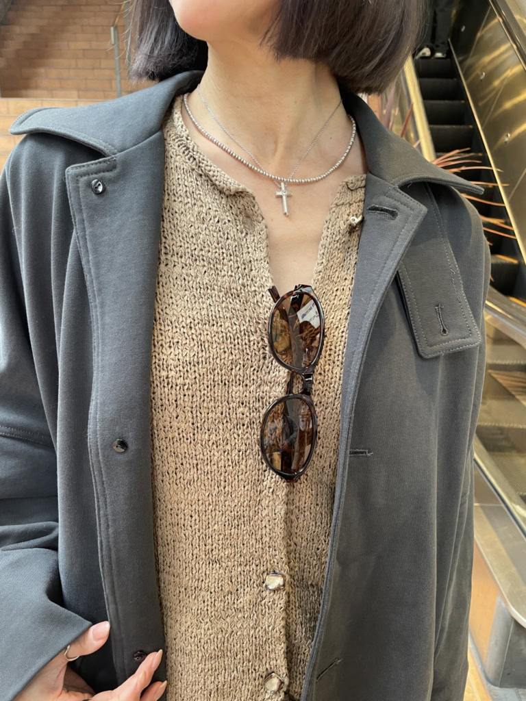 「ニット＆パンツは今季の『ZARA』。こちらもあえてサイズアップして、ざっくり着ています。袖をまくったり、ボタンを外したりして全体のバランスを楽しみます」