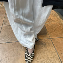 「柄物パンプスをコーデのアクセントに。ゆるっとしたコーデも足元で全体が締まります」