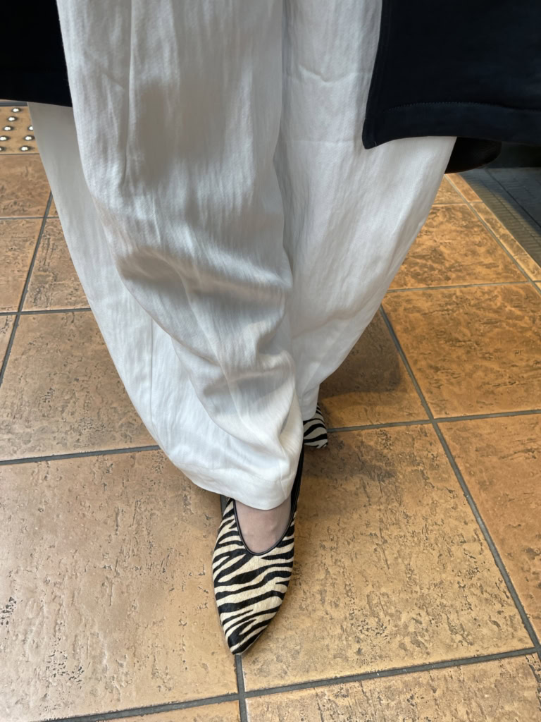 「柄物パンプスをコーデのアクセントに。ゆるっとしたコーデも足元で全体が締まります」