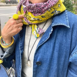 「ブルーデニムと好相性なイエローは爽やかで気分が上がる組み合わせ。鮮やかなイエローのスニーカーやイエローの柄を含むストール、アクセサリーなどをちりばめるように合わせてみました。イエローの鮮明さが強くなりすぎず品よくプラスできたと思います」