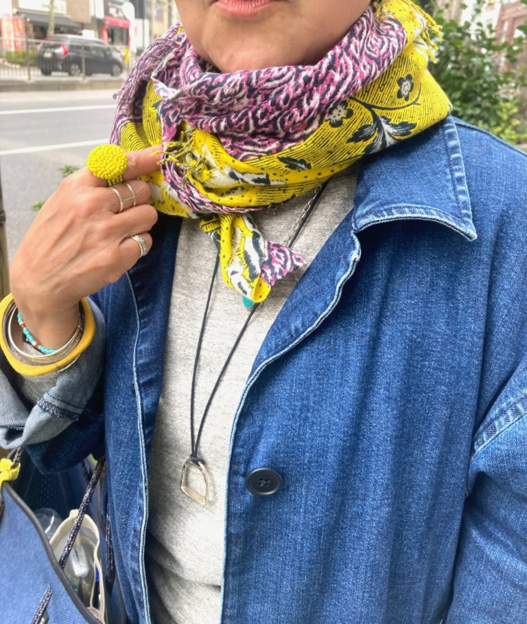 「ブルーデニムと好相性なイエローは爽やかで気分が上がる組み合わせ。鮮やかなイエローのスニーカーやイエローの柄を含むストール、アクセサリーなどをちりばめるように合わせてみました。イエローの鮮明さが強くなりすぎず品よくプラスできたと思います」