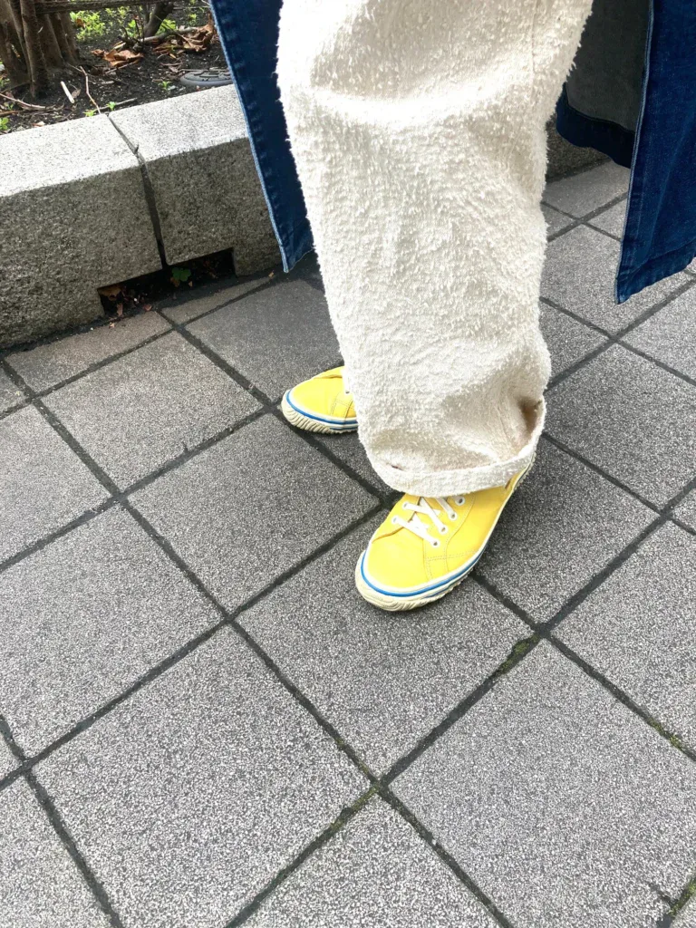 「ボトムスはユニークでリラクシーな素材感が気に入って購入したジャガードデニム。トップスと色でつながりを持たせてIラインをつくり、スタイルUPを狙っています」