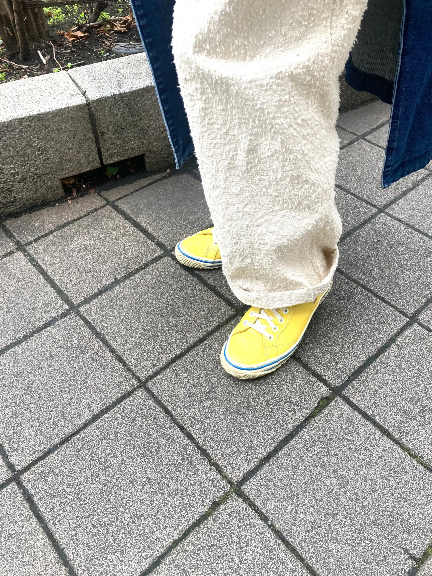 「ボトムスはユニークでリラクシーな素材感が気に入って購入したジャガードデニム。トップスと色でつながりを持たせてIラインをつくり、スタイルUPを狙っています」