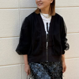 トレンドのシアースカートをデニムにレイヤードしたスタイル。「オーバースカートは、大人を意識した長めの丈でスパンコールが入っているラグジュアリーなイメージものをセレクトしました。スカートが浮かないように、チュールを重ねたアウターを合わせています」と岩崎さん。「メンズライクでモード感あるカジュアルテイスト」がお好きとのことで、「今日のスタイルもTシャツ、デニムにトレンドアイテムをプラスしています！」