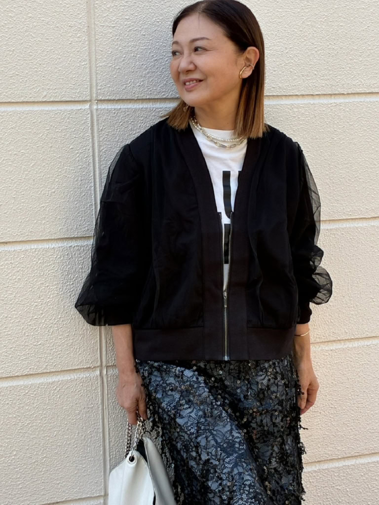 トレンドのシアースカートをデニムにレイヤードしたスタイル。「オーバースカートは、大人を意識した長めの丈でスパンコールが入っているラグジュアリーなイメージものをセレクトしました。スカートが浮かないように、チュールを重ねたアウターを合わせています」と岩崎さん。「メンズライクでモード感あるカジュアルテイスト」がお好きとのことで、「今日のスタイルもTシャツ、デニムにトレンドアイテムをプラスしています！」