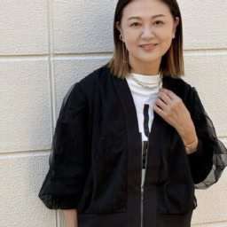 耳元は、ビームスのチェーンイヤカフとエテのビジューイヤカフをコーディネイト。ネックレスはイロプライム、バングルはプラージュのもの。「メンズライクなカジュアルアイテムが好きなので　小物やアクセサリーで上品なものを取り入れるようにしています」（岩崎さん）。