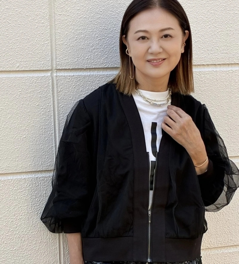 耳元は、ビームスのチェーンイヤカフとエテのビジューイヤカフをコーディネイト。ネックレスはイロプライム、バングルはプラージュのもの。「メンズライクなカジュアルアイテムが好きなので　小物やアクセサリーで上品なものを取り入れるようにしています」（岩崎さん）。