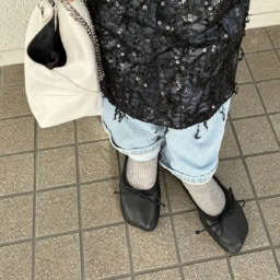 バッグとシューズはともにMM6。「モード感ある靴と敢えて白のチェーンバッグで抜け感もプラスしました」（岩崎さん）。