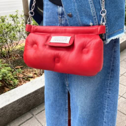 「デニムのブルーとかけ合わせると、鮮やかなコントラストが生まれる”赤”」