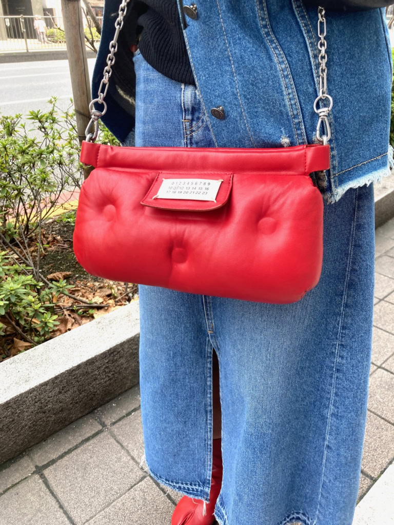 「デニムのブルーとかけ合わせると、鮮やかなコントラストが生まれる”赤”」