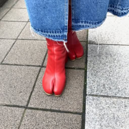 「メゾンマルジェラのバッグ＆ブーツが醸し出すモードな佇まいが 、大人な余裕を感じさせるアクセントに！」