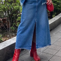 「デニムのロングスカートはフォルムがしっかりしている分、足を長くみせてくれる効果も。さらにスリットが大きく入っていて、重たくなりすぎず足元に抜け感が作れます」