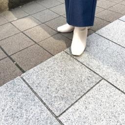 「スプリングコートの色が重たく沈んで見えないよう、トップスとシューズはクリーンで爽快感のある白アイテムをセレクト。コートのグリーンと喧嘩せずに明るく華やかに見えるアクセントに」