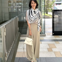有村一美さんスカーフコーデ①
