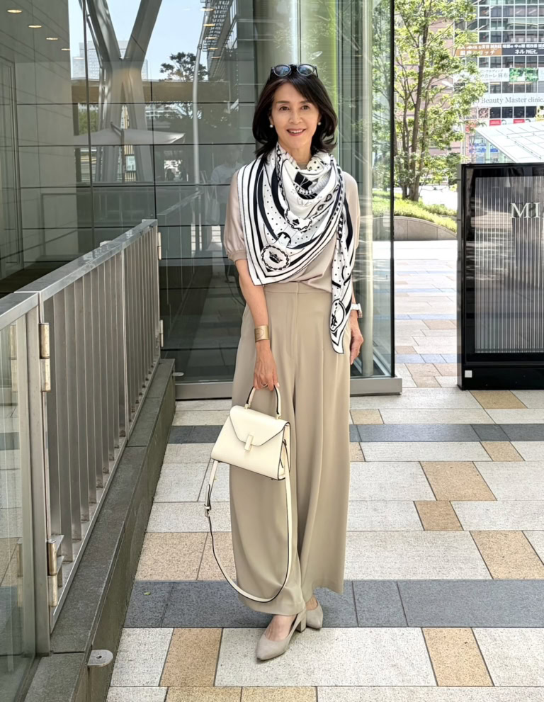 有村一美さんスカーフコーデ①