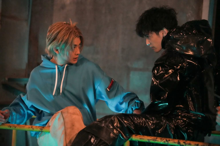 映画『SAKAMOTO DAY』よりシン（高橋文哉）と勢羽（渡邊圭祐）