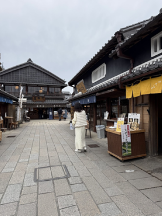 映画のセットの中に迷い込んだよう。