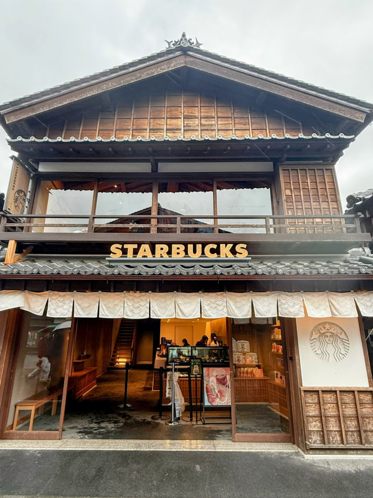 伊勢ではスタバも日本家屋に入っています。