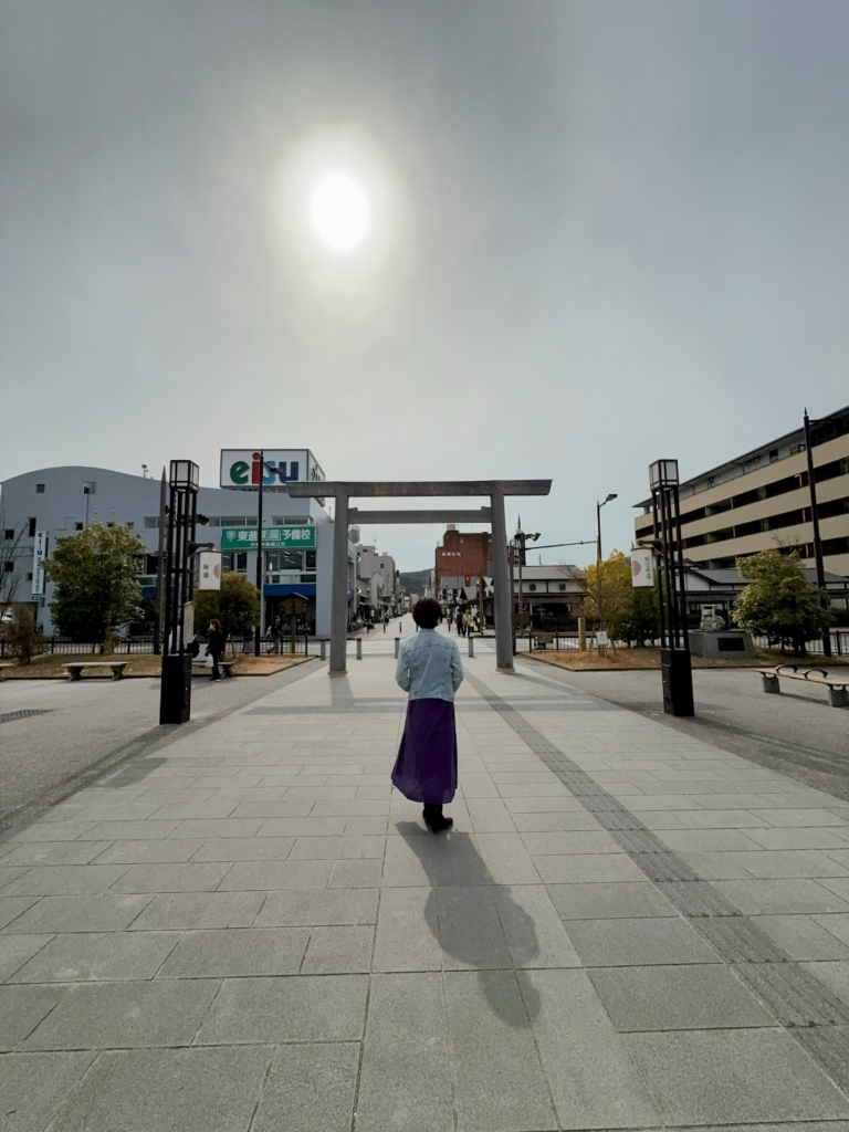 伊勢駅改札を出るとすぐ目の前が外宮の鳥居