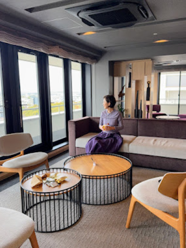 スカイラウンジの飲み物とお菓子で、到着後、まずは一服。