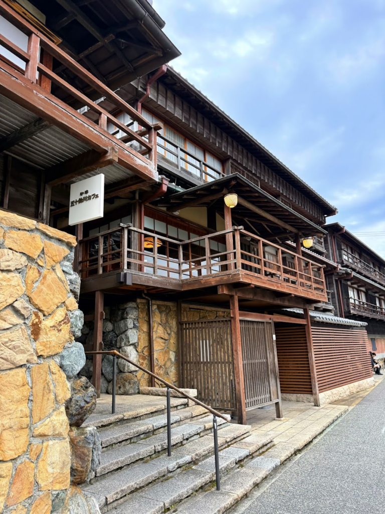 川沿いに並ぶお店。高さも外観も整っていて美しいですね。