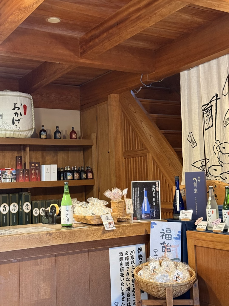 「おかげ」の文字の酒樽。伊勢は「おかげさま」が溢れてます。