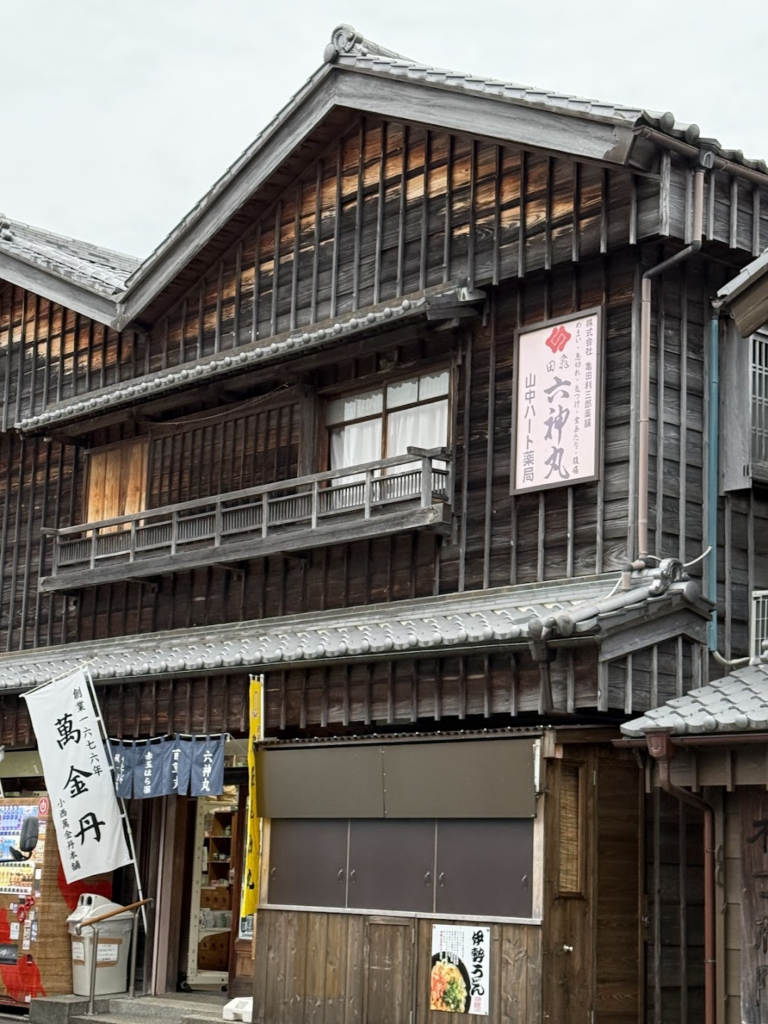 薬局　看板がレトロな雰囲気。