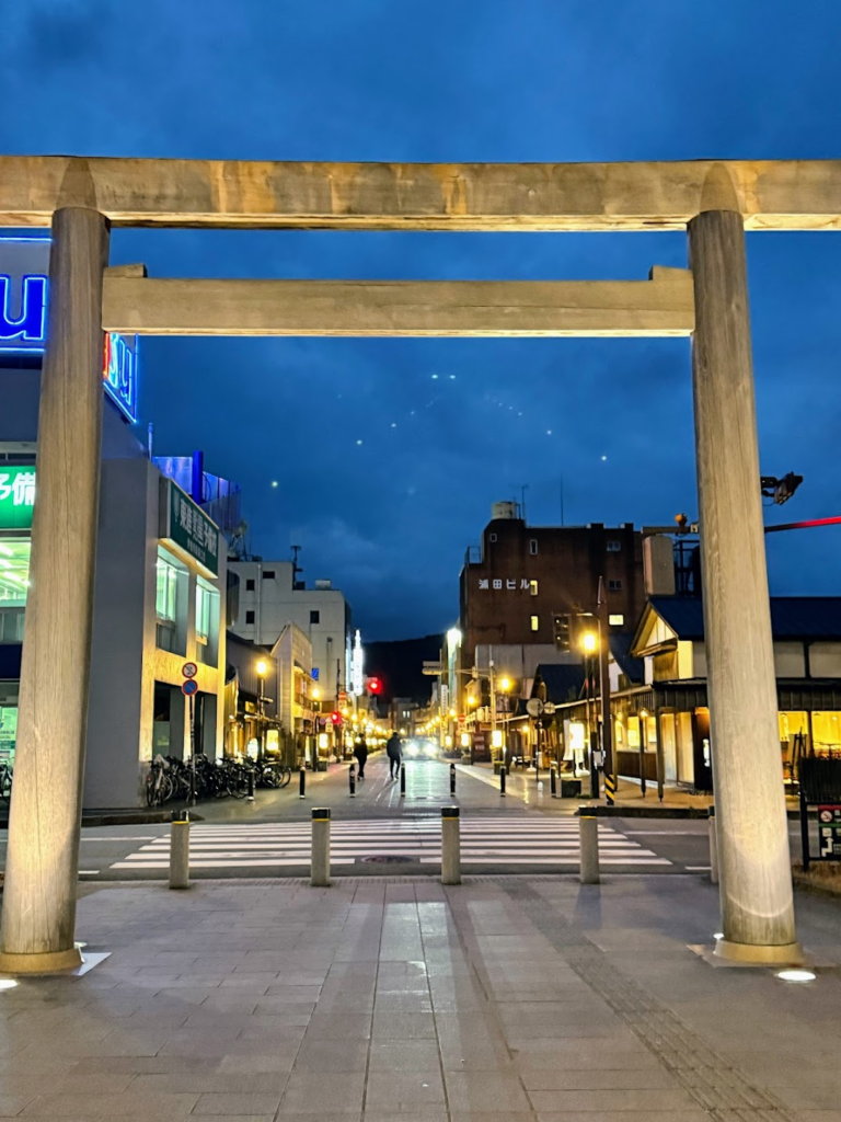 夜の静まり返った参道。