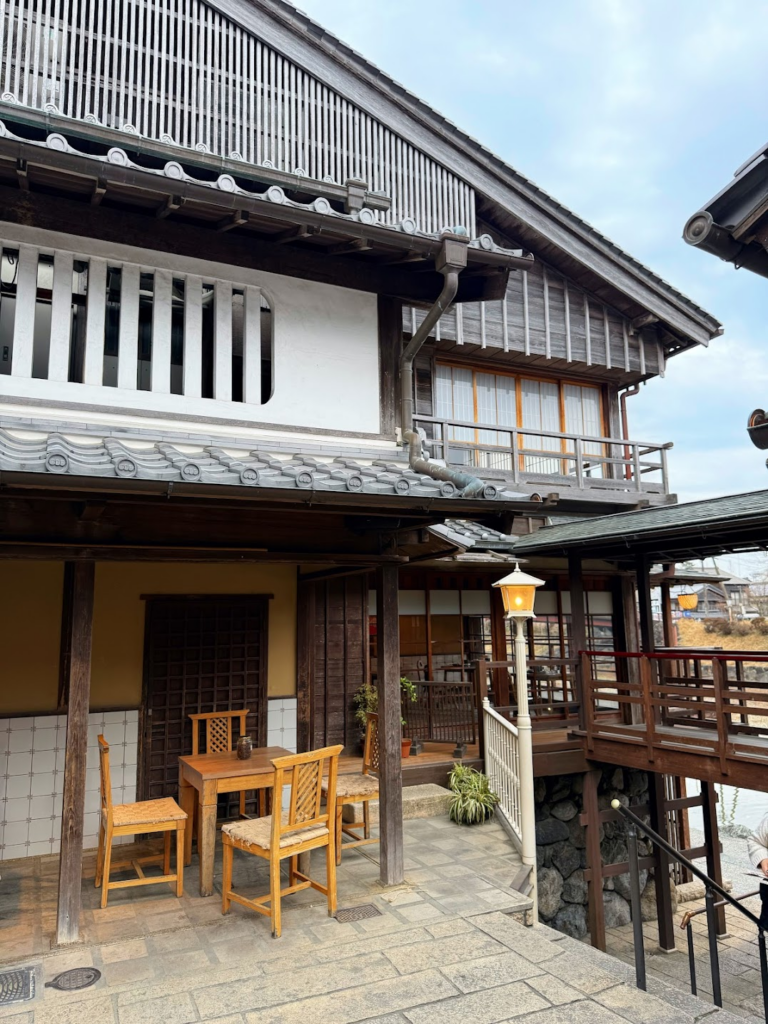 階段を降りると川沿いの道に出られます。