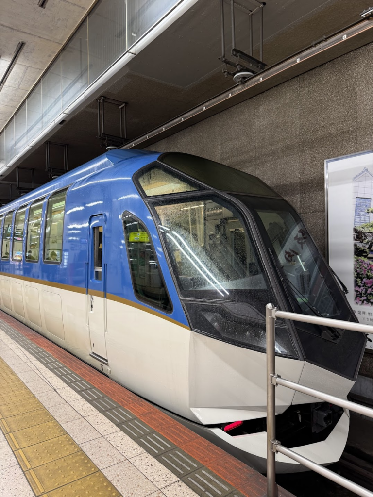 帰りはブルーの「観光特急しまかぜ」プレミアムシートが快適