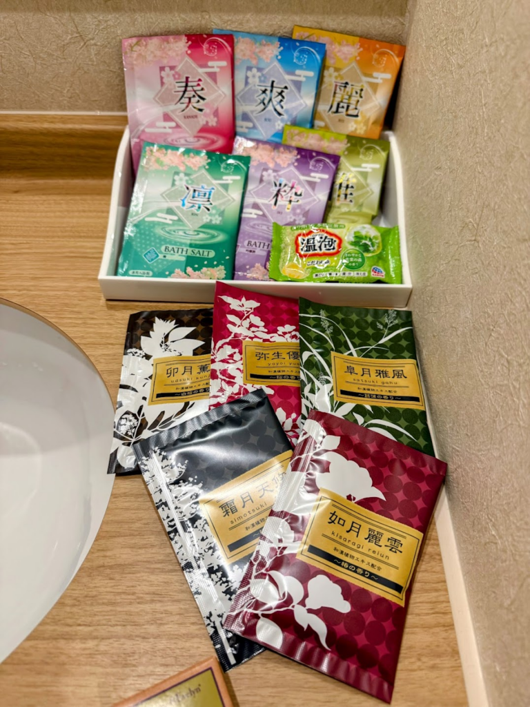 ホテルのアメニティーバーにあるバスソルト。アメニティが充実