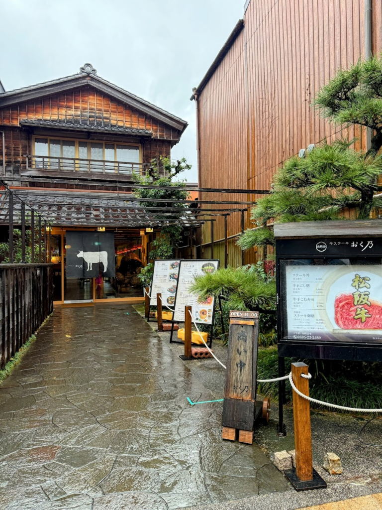 松坂牛も外せません。ランチ「牛ステーキおく乃」。