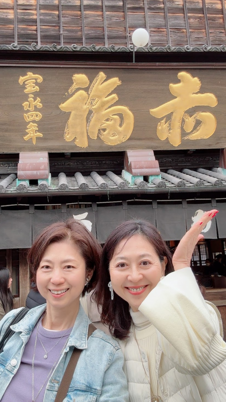 「赤福」のお店の前で。