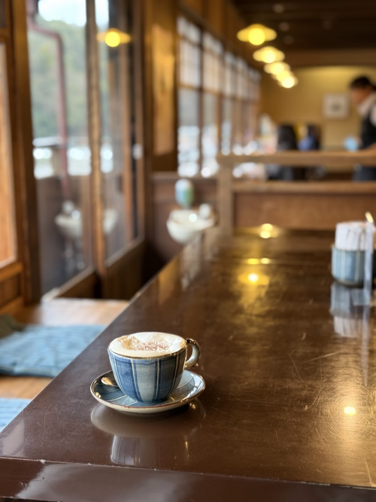 「五十鈴川カフェ」はその名の通り川沿いに立つカフェ